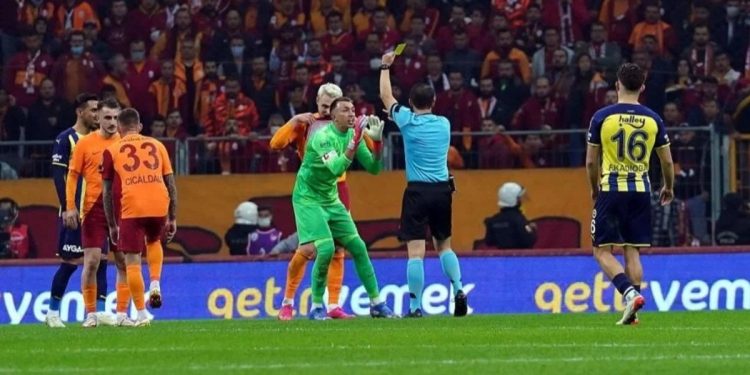 Fenerbahçe-Galatasaray derbisinde kartlar havada uçuşuyor