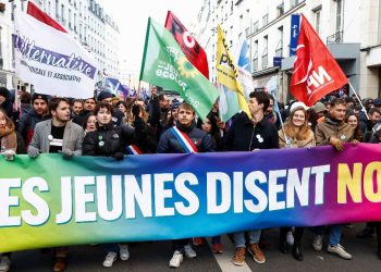 Fransa’da gençler, emeklilik reformuna karşı sokaklara çıktı