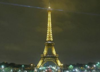 Fransa’da, sembol yapılardaki ışıklar erken söndürülüyor