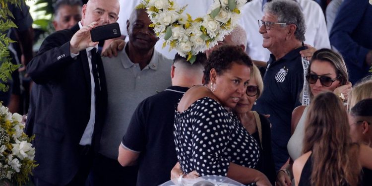 Gianni Infantino, Pele’nin tabutu başında selfie çekti