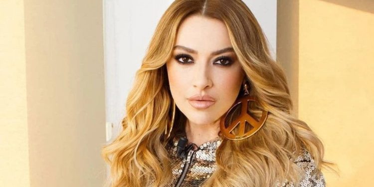 Hadise’den derin dekolteli poz geldi: “Muhteşem portree, selam bebeğim” Alevler havada uçuştu!
