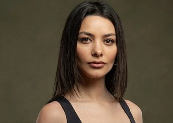 Hazal Filiz Küçükköse’den Instagram’ı coşturan pozlar: Göğüs dekoltesine yorum yağdı!