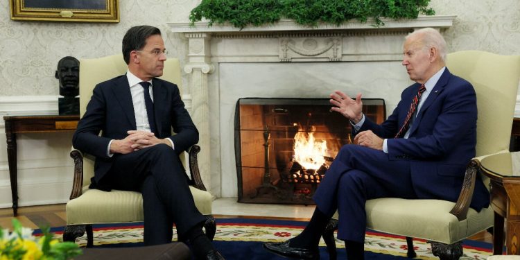 Hollanda Ukrayna’ya F-16 verebilir