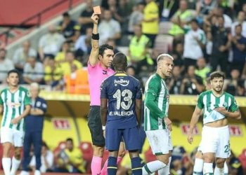 İlk yarının en çok kırmızı kart gören takımı Fenerbahçe oldu
