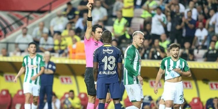 İlk yarının en çok kırmızı kart gören takımı Fenerbahçe oldu