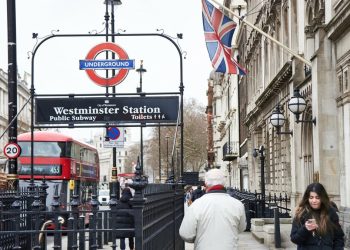 İngiltere’de ihtiyaç sahiplerine market kuponu dağıtılıyor