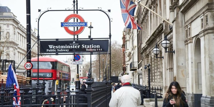 İngiltere’de ihtiyaç sahiplerine market kuponu dağıtılıyor