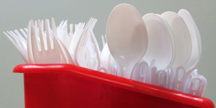 İngiltere’de tek kullanımlık plastikler yasaklanacak