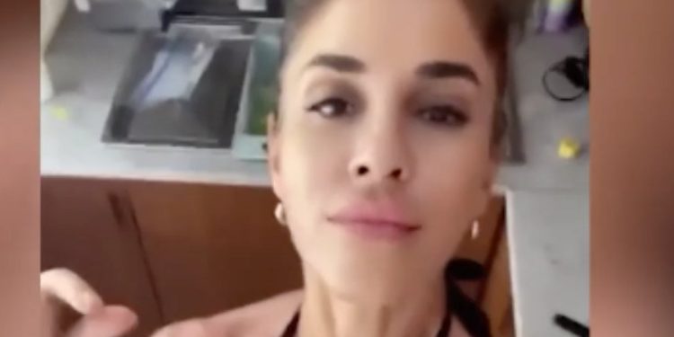 Irmak Ünal, bikiniyle omlet yaparken dans etti