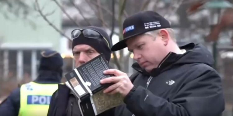 İslam düşmanı Rasmus Paludan, Kur’an-ı Kerim’i yaktı