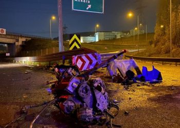 İstanbul’da bariyere giren aracın motoru savruldu