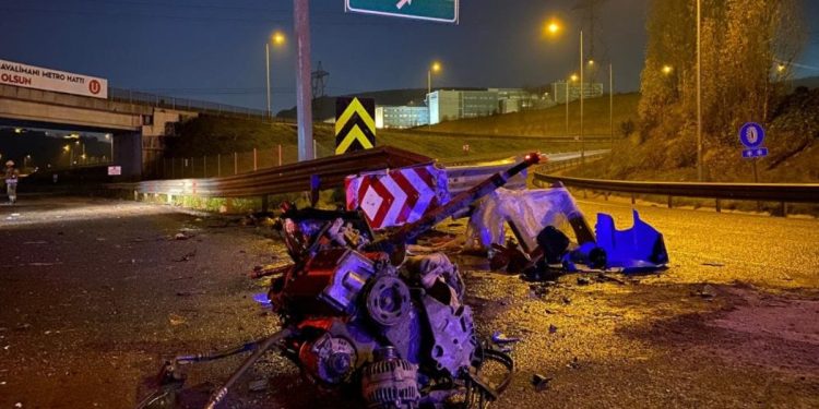 İstanbul’da bariyere giren aracın motoru savruldu