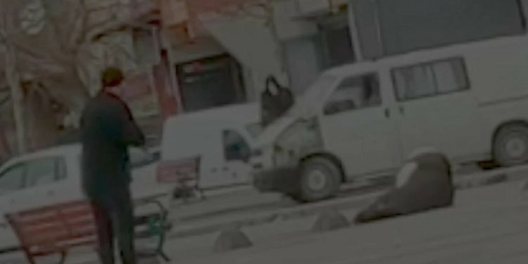 İstanbul’da bir kişi yolda yürüyen eşine peş peşe ateş etti