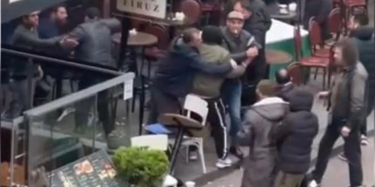 İstanbul’da kafede baltalı kavga paniği