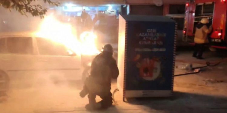 İstanbul’da oğluna hediye ettiği otomobil yandı
