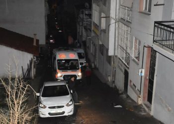 İzmir’de evinde bilgisayar oyunu oynayan genç, camdan giren kurşunla yaşamını yitirdi