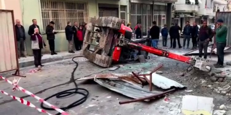 İzmir’de yıkım yaparken 3’üncü kattan sokağın ortasına düştü