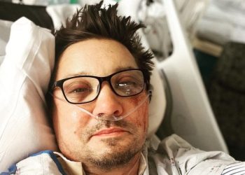 Jeremy Renner, hastaneden fotoğraf paylaştı