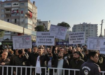 Kılıçdaroğlu’nu protesto edenler görevlerinden oldu