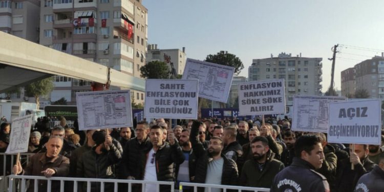 Kılıçdaroğlu’nu protesto edenler görevlerinden oldu