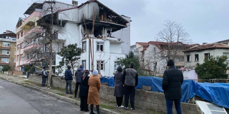 Kocaeli’de patlamanın yaşandığı binadaki hasar gün ağarınca ortaya çıktı