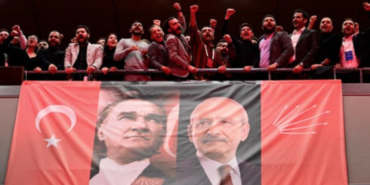 Le Monde: Erdoğan anketlerde yükseliyor, muhalefette kargaşa var