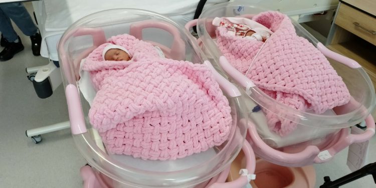 Maden şehidinin ikizleri taburcu oldu