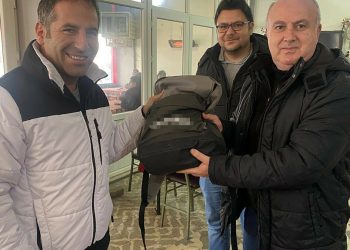 Manisa’da kahvehanede unutulan para dolu çanta, sahibine ulaştırıldı