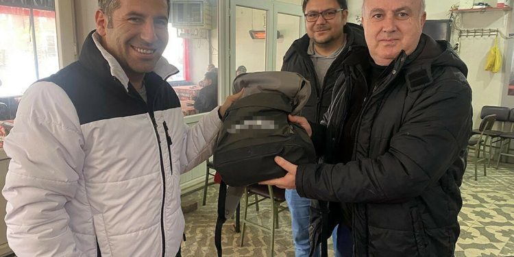 Manisa’da kahvehanede unutulan para dolu çanta, sahibine ulaştırıldı