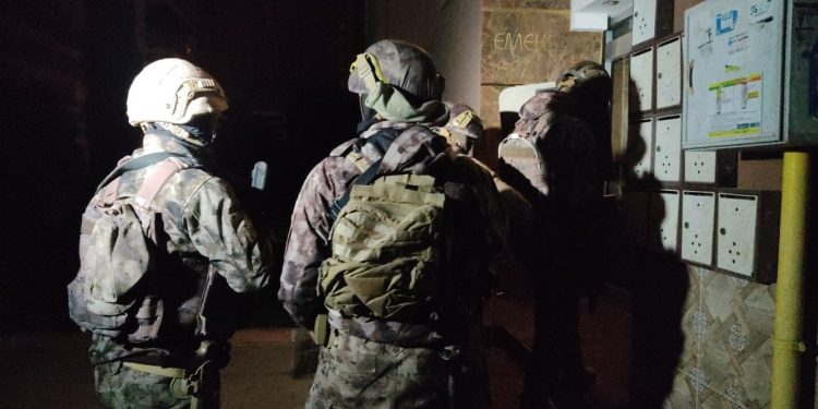 Mersin’de FETÖ/PDY operasyonu: 15 gözaltı