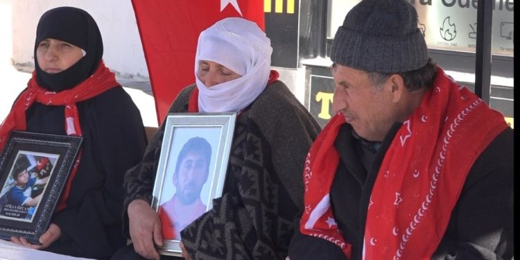 Muş’ta evlat nöbeti  90’ıncı haftaya girdi