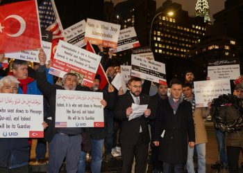 New York’ta İsveç Başkonsolosluğu girişine siyah çelenk bırakıldı