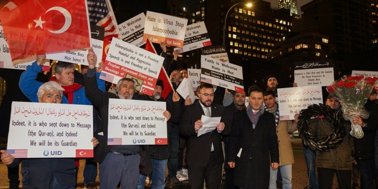 New York’ta İsveç Başkonsolosluğu girişine siyah çelenk bırakıldı