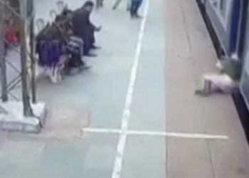 Pakistan’da hareket halindeki trene binerken ölümden döndü