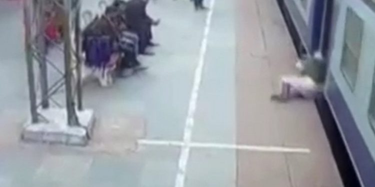 Pakistan’da hareket halindeki trene binerken ölümden döndü