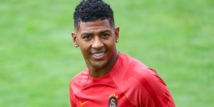 Patrick Van Aanholt gidiyor Aziz Behich geliyor