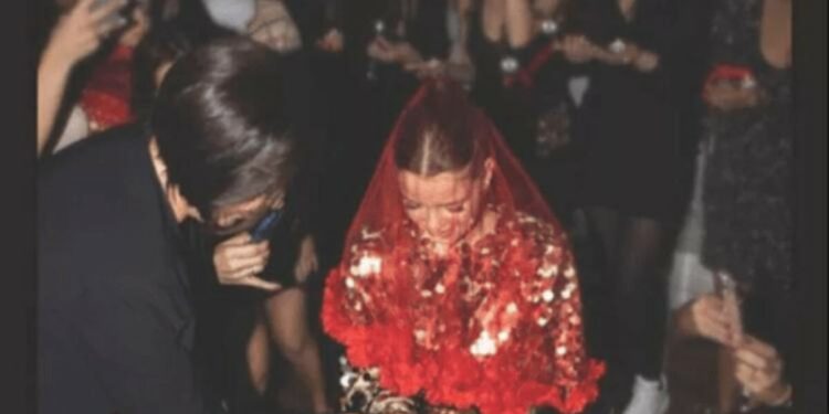 Perihan Savaş müstakbel gelininin avucuna altın bıraktı