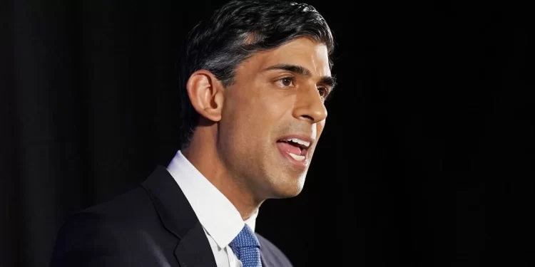 Rishi Sunak: Kaçak göçmenleri hızla sınır dışı edeceğiz