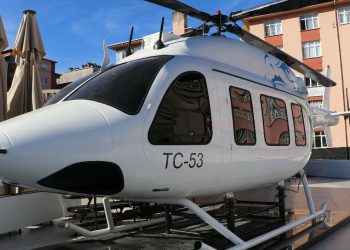 Rize’de şehrin ortasındaki helikopter görenleri şaşırtıyor