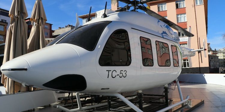 Rize’de şehrin ortasındaki helikopter görenleri şaşırtıyor