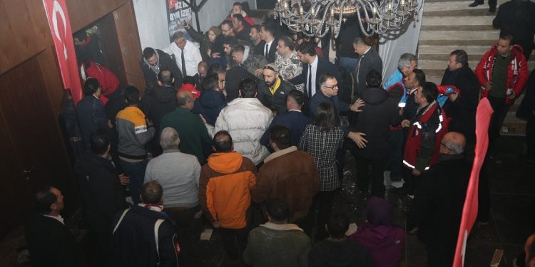 Sarıkamış’ta bir otelin tavanı çöktü: Yaralılar var