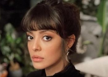 Selin Şekerci ceketini çıkardı, dekoltesiyle siyahlar içinde süzüldü! ‘Seksapelite fışkırıyor’