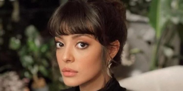 Selin Şekerci ceketini çıkardı, dekoltesiyle siyahlar içinde süzüldü! ‘Seksapelite fışkırıyor’