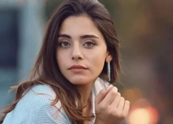 Sıla Türkoğlu sere serpem uzandı! Yeşil elbisesi coşturdu: “Antep fıstığı seni”