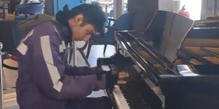 Siparişi teslim ettikten sonra piyanonun başına geçen kuryeden şov