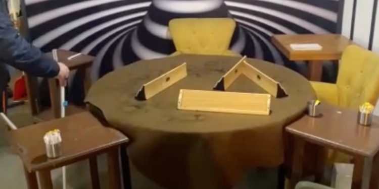 Şişli’de arkadaşları ile oyun oynarken adam vurdu