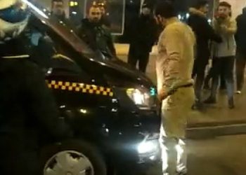 Şişli’de motosiklet sürücüsü bıçakla taksinin lastiğini kesti