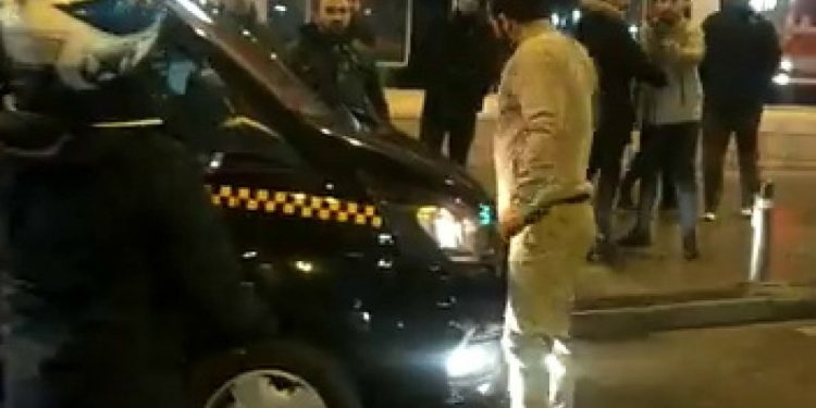 Şişli’de motosiklet sürücüsü bıçakla taksinin lastiğini kesti