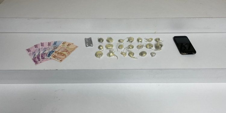 Şişli’de motosikletle uyuşturucu satarken suçüstü yakalandı