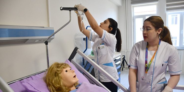 Sivas’ta hemşire adayları, yüksek gerçeklikli simülatörle eğitiliyor